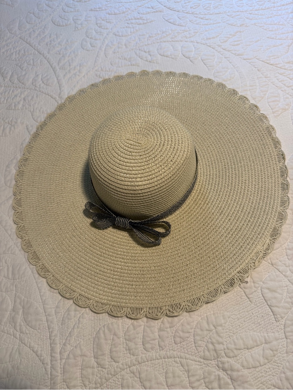Women’s Wide-Brim Straw Sun Hat with Decorative Bow - Beige
